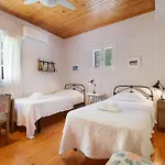 4-bdrms Bright Apartament Katouna