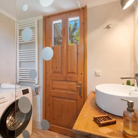 4-bdrms Bright Appartamento