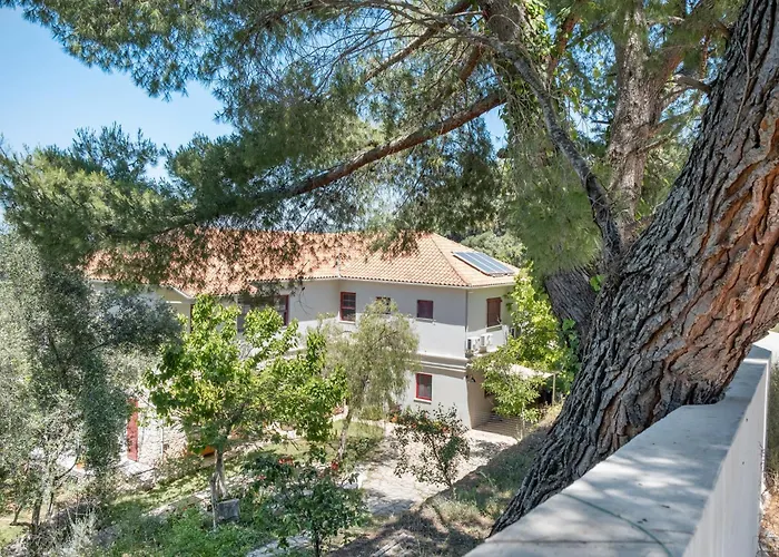 4-bdrms Bright Διαμέρισμα