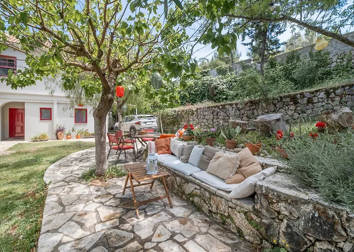 4-bdrms Bright Διαμέρισμα *