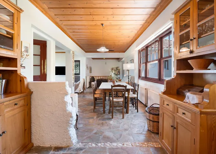 4-bdrms Bright Διαμέρισμα Κατούνα