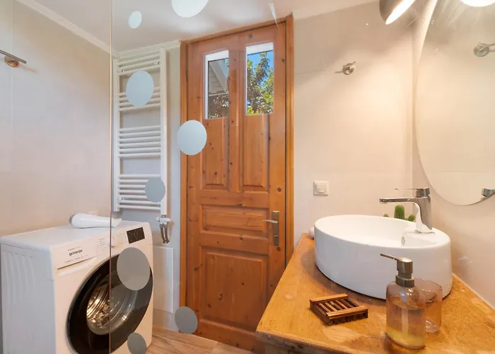 4-bdrms Bright Διαμέρισμα