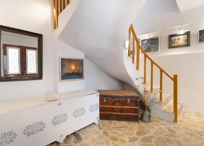 4-bdrms Bright Διαμέρισμα