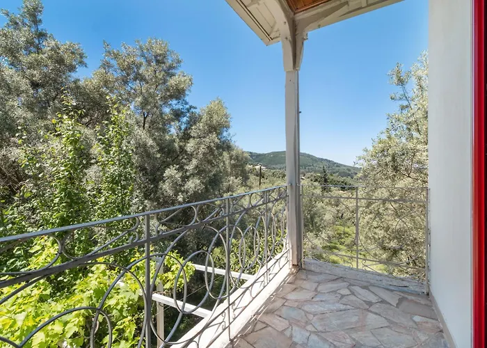 4-bdrms Bright Διαμέρισμα *