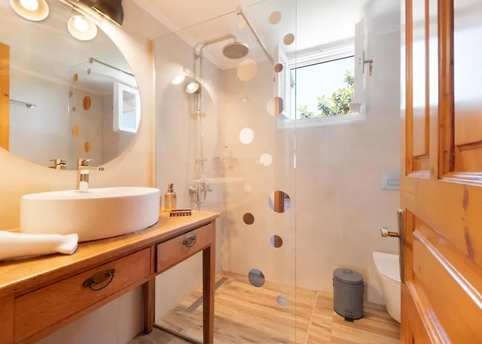 4-bdrms Bright Διαμέρισμα *